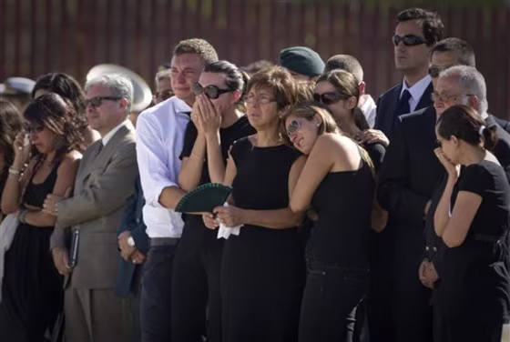 Relatives react as the coffins of three&nbsp;Spaniards killed in Afghanistan are brought back to Spain. 
